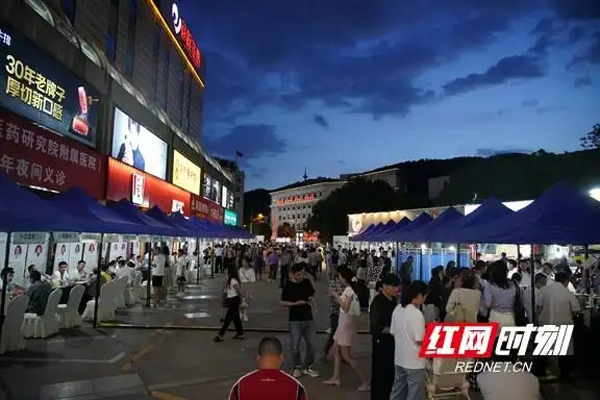 针灸推拿、养生茶饮齐亮相 夜间义诊让中医走近大众