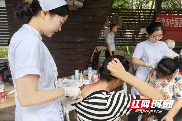 医疗机构公益行 家门口的健康“加油站”