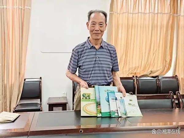 养生路上摆渡人——记湘潭县银发健康养生专家李罗莹