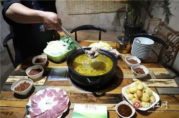 罗平马街：康养旅居中享土鸡盛宴与果园之乐