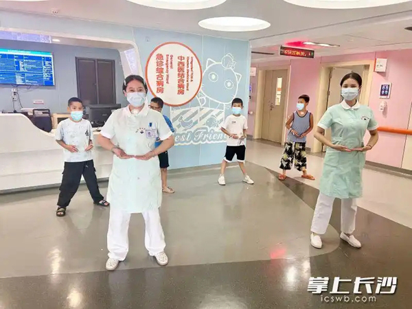 病房里的“养生课”，湖南这家医院把八段锦改编成儿童版