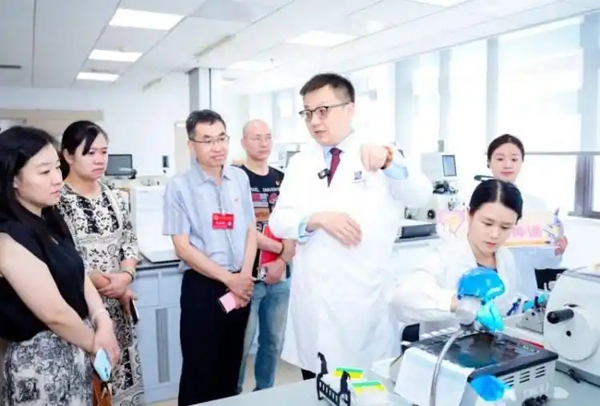 医院开放日，一妇婴邀市民代表深度探院！20多道工序制作一份病理切片，只为两个字“精准”