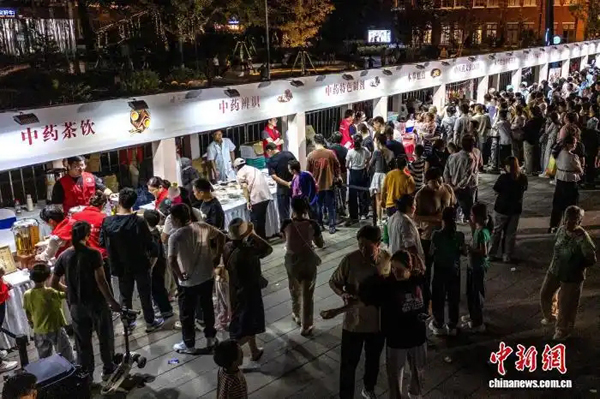 河南郑州：中医药夜市开启秋季养生新体验